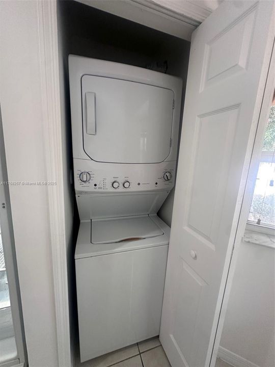 Recently Rented: $1,900 (2 beds, 2 baths, 815 Square Feet)