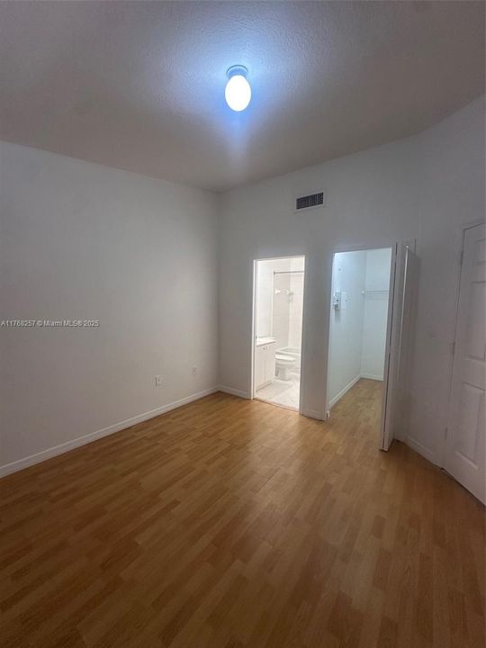 Recently Rented: $1,900 (2 beds, 2 baths, 815 Square Feet)