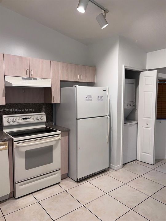 Recently Rented: $1,900 (2 beds, 2 baths, 815 Square Feet)