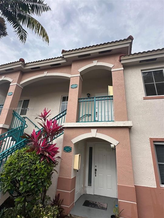 Recently Rented: $1,900 (2 beds, 2 baths, 815 Square Feet)