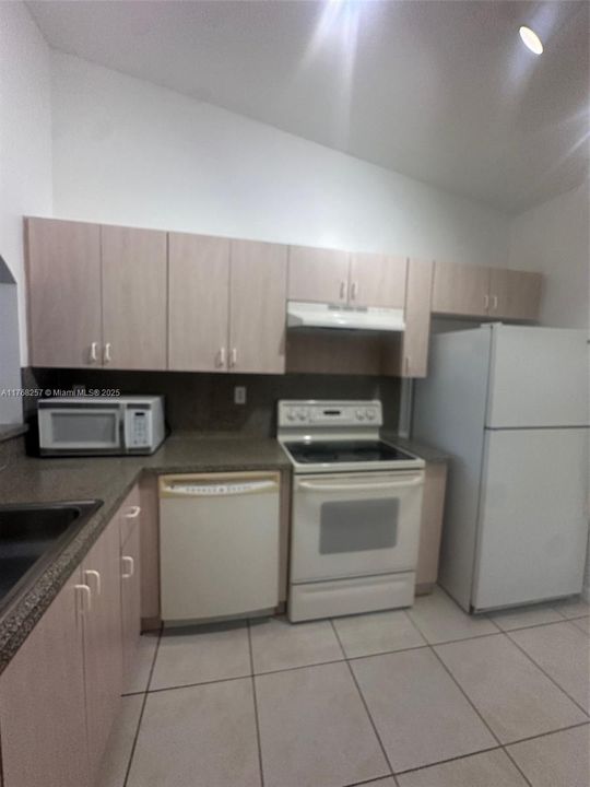 Recently Rented: $1,900 (2 beds, 2 baths, 815 Square Feet)