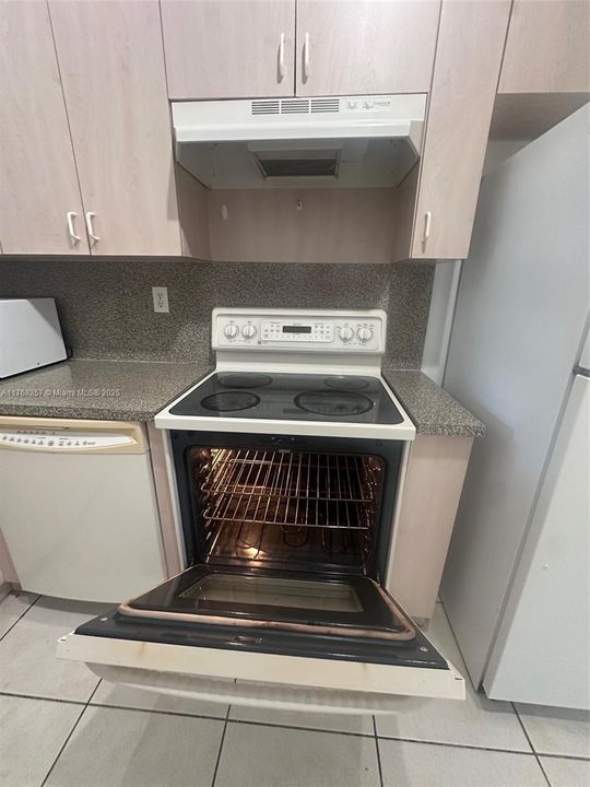 Recently Rented: $1,900 (2 beds, 2 baths, 815 Square Feet)