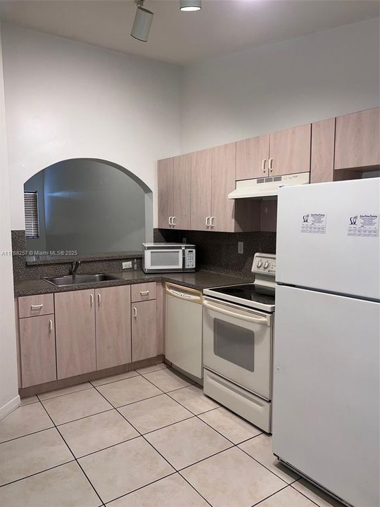 Recently Rented: $1,900 (2 beds, 2 baths, 815 Square Feet)