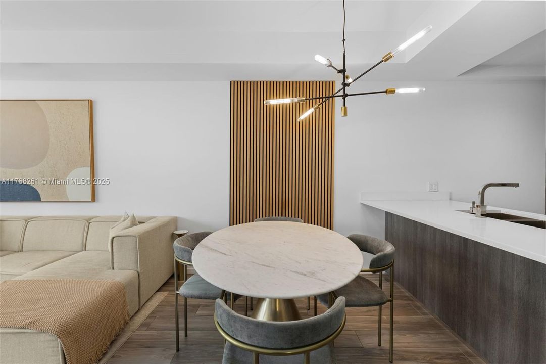 На продажу: $890,000 (2 спален, 2 ванн, 1119 Квадратных фут)