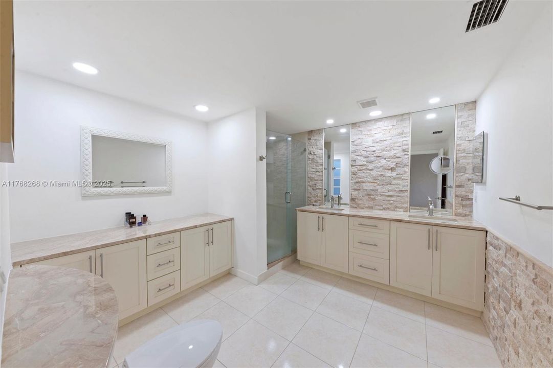 Vendido Recientemente: $360,000 (2 camas, 2 baños, 1536 Pies cuadrados)