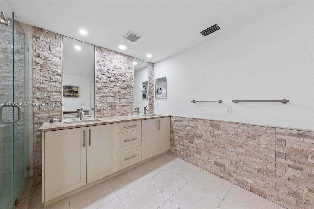 Vendido Recientemente: $360,000 (2 camas, 2 baños, 1536 Pies cuadrados)