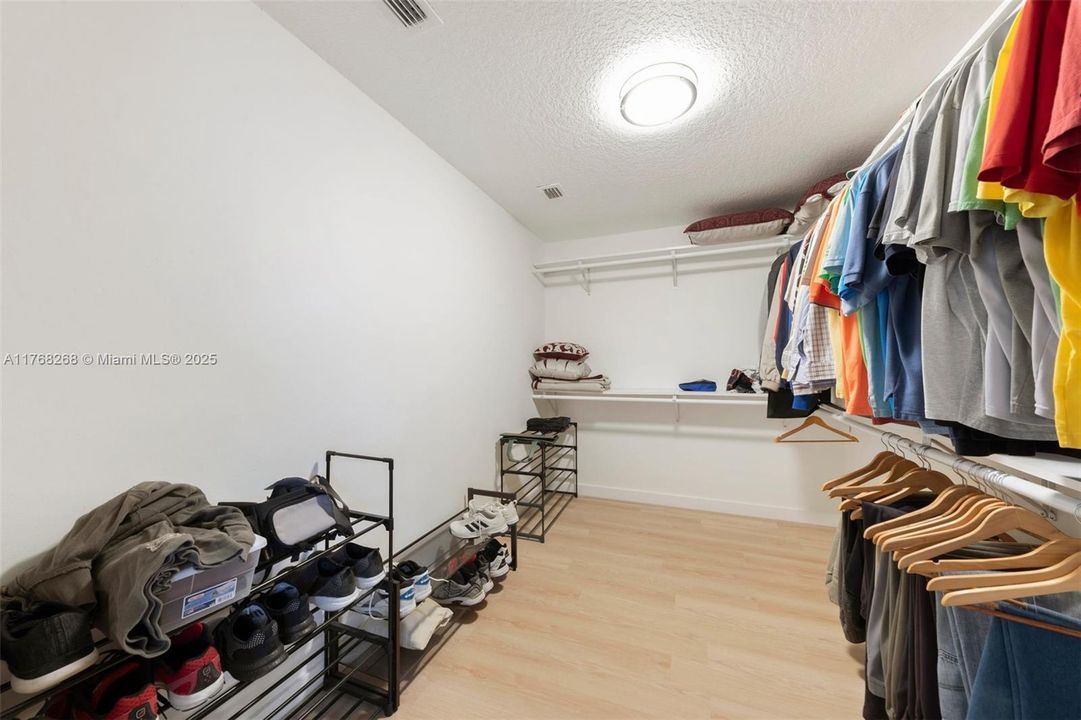 Vendido Recientemente: $360,000 (2 camas, 2 baños, 1536 Pies cuadrados)