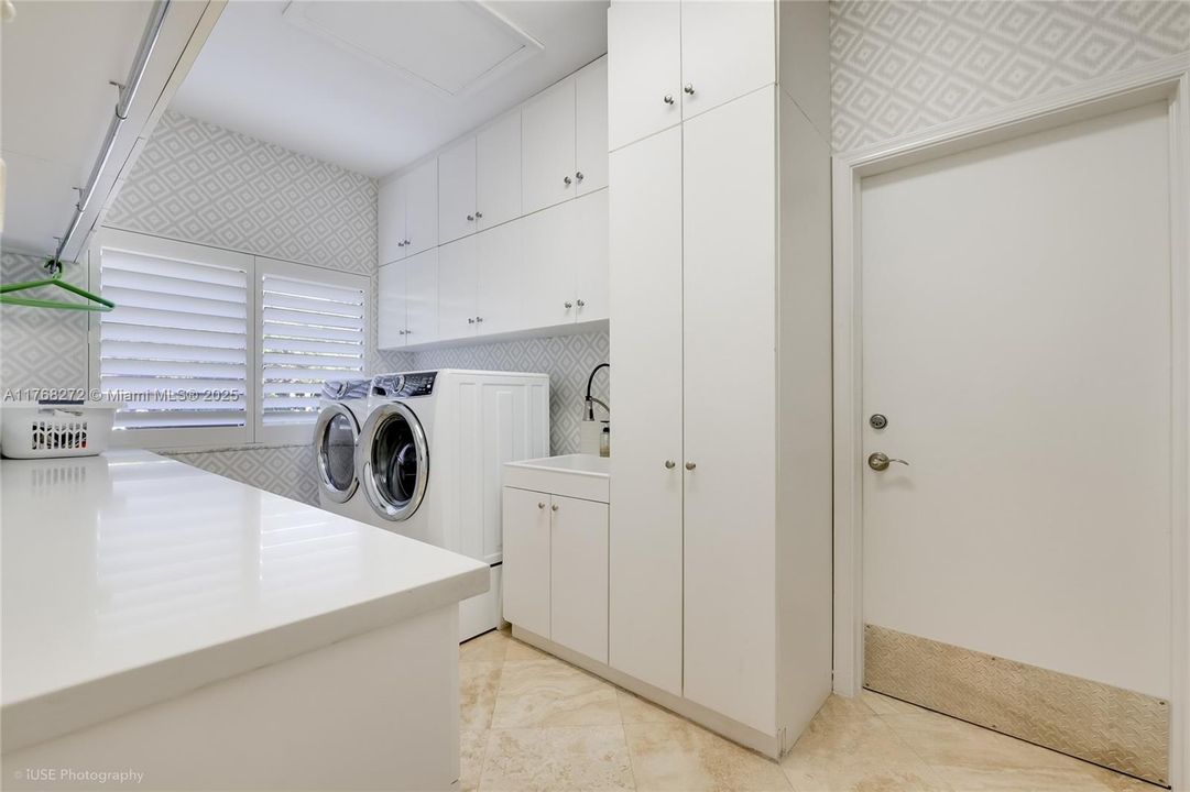 Recently Sold: $3,449,999 (5 beds, 4 baths, 4017 Square Feet)