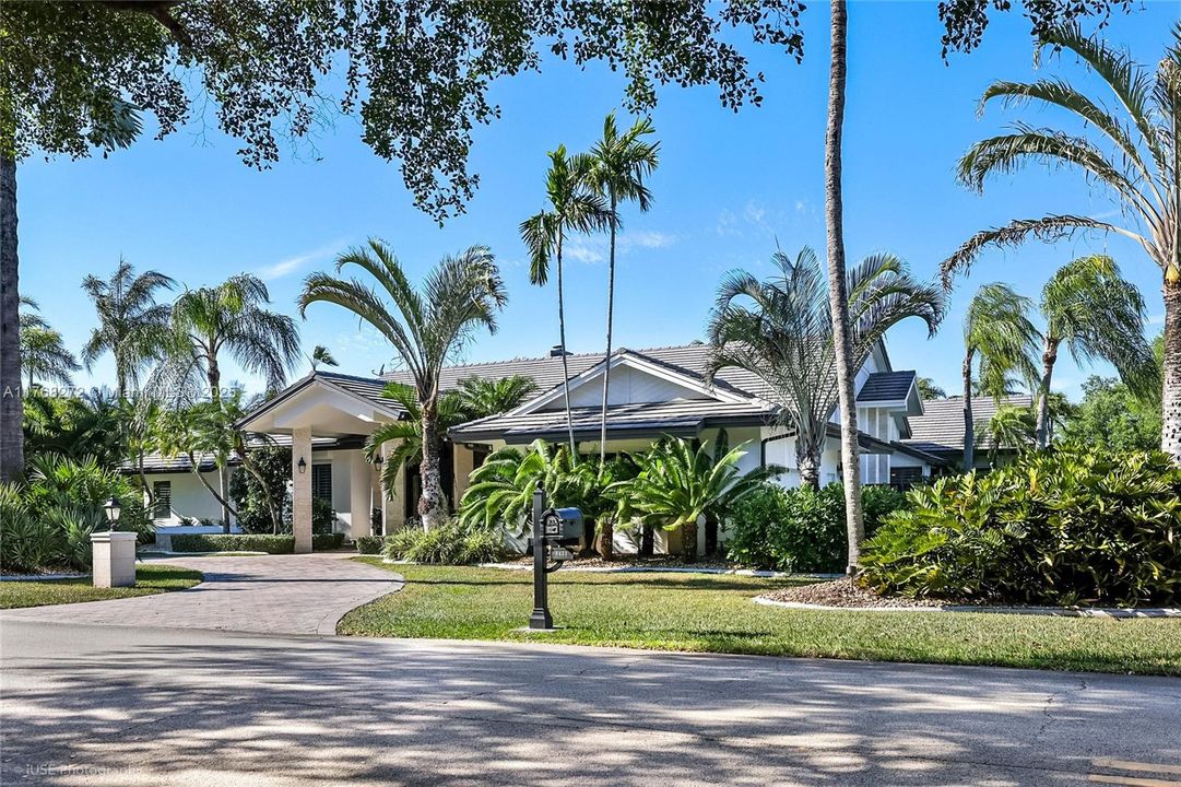 Recently Sold: $3,449,999 (5 beds, 4 baths, 4017 Square Feet)