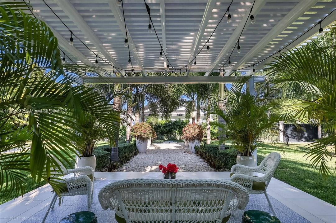 Recently Sold: $3,449,999 (5 beds, 4 baths, 4017 Square Feet)