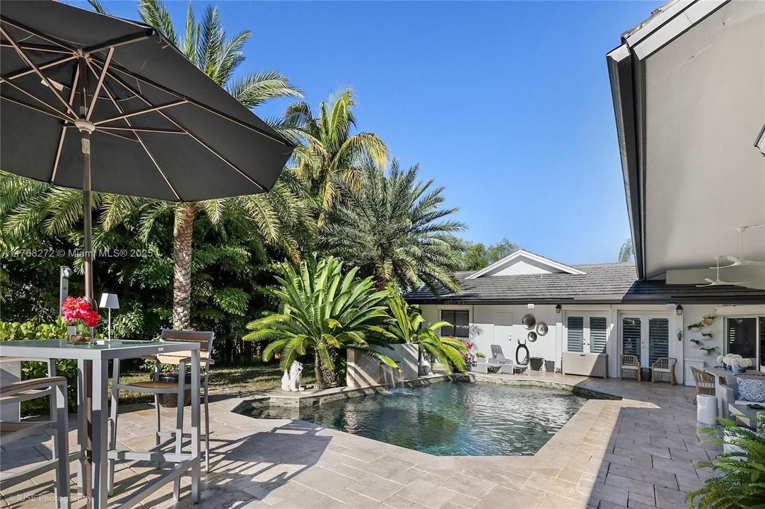 Recently Sold: $3,449,999 (5 beds, 4 baths, 4017 Square Feet)