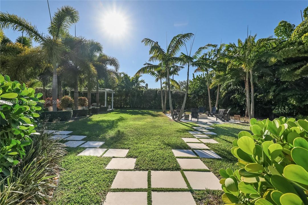 Recently Sold: $3,449,999 (5 beds, 4 baths, 4017 Square Feet)