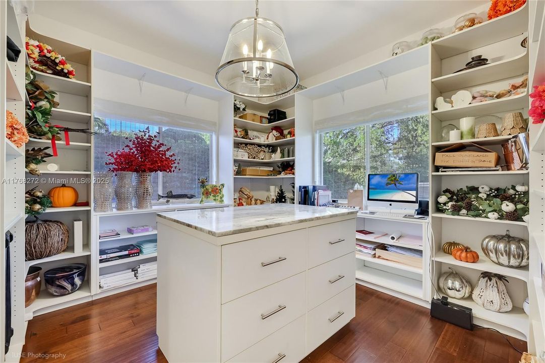 Recently Sold: $3,449,999 (5 beds, 4 baths, 4017 Square Feet)