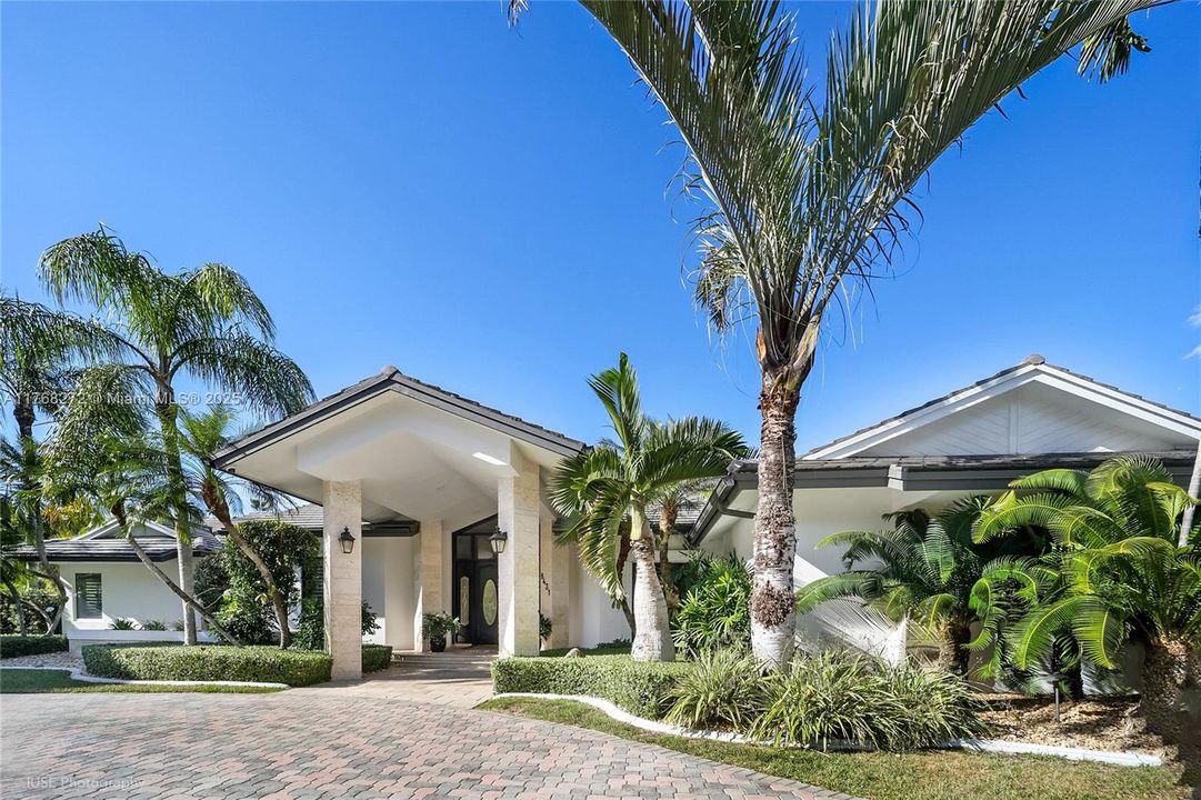 Recently Sold: $3,449,999 (5 beds, 4 baths, 4017 Square Feet)