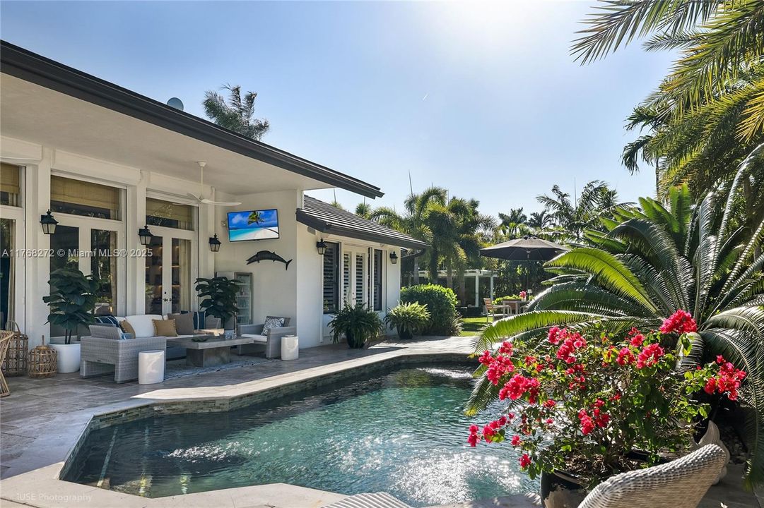 Recently Sold: $3,449,999 (5 beds, 4 baths, 4017 Square Feet)