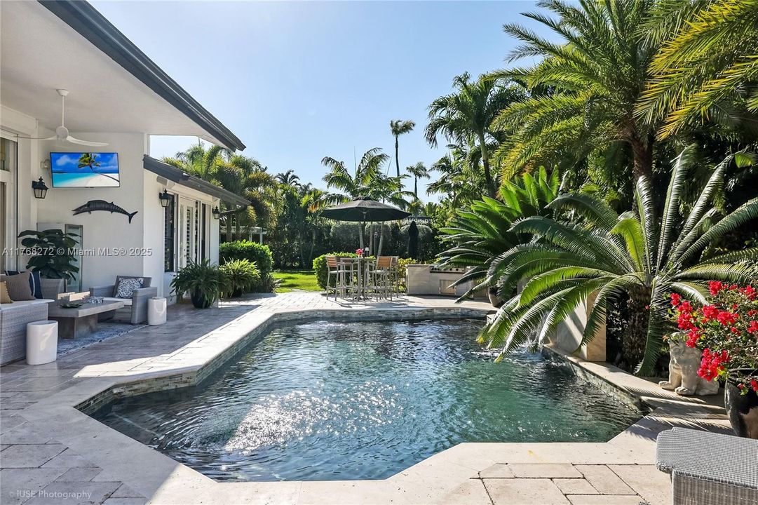 Recently Sold: $3,449,999 (5 beds, 4 baths, 4017 Square Feet)