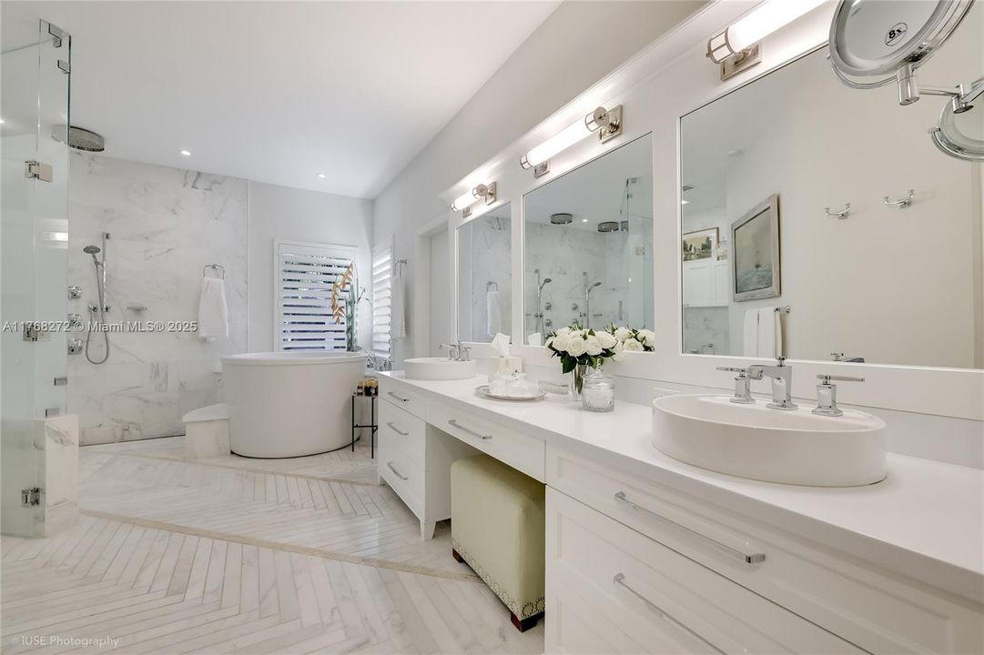 Recently Sold: $3,449,999 (5 beds, 4 baths, 4017 Square Feet)