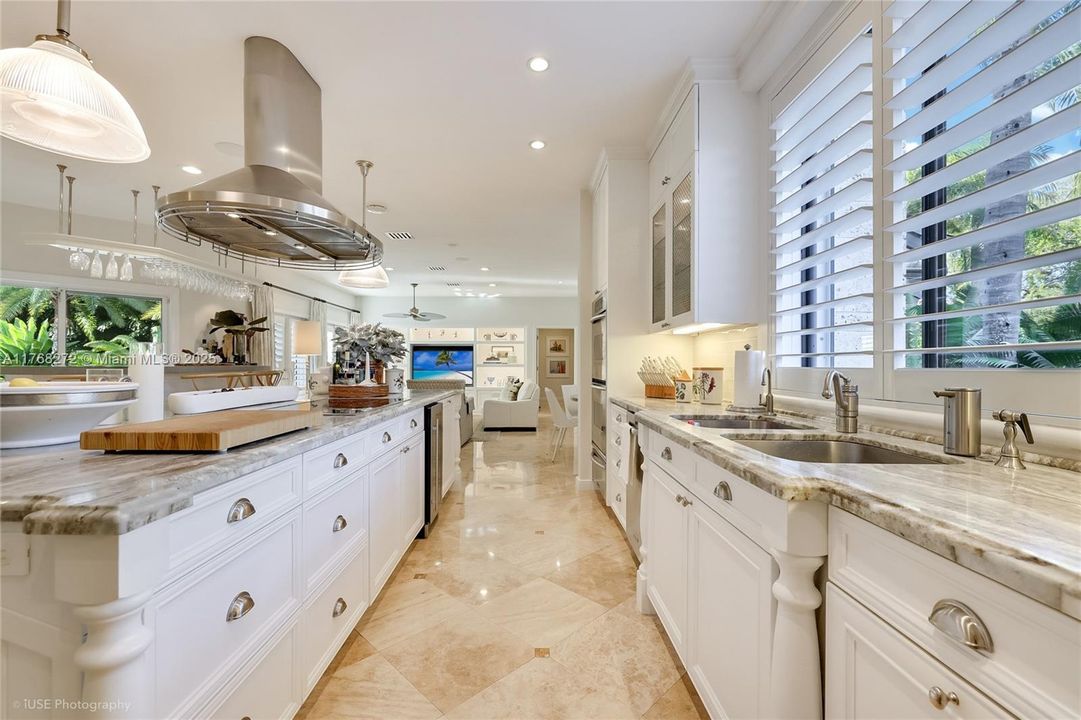 Recently Sold: $3,449,999 (5 beds, 4 baths, 4017 Square Feet)