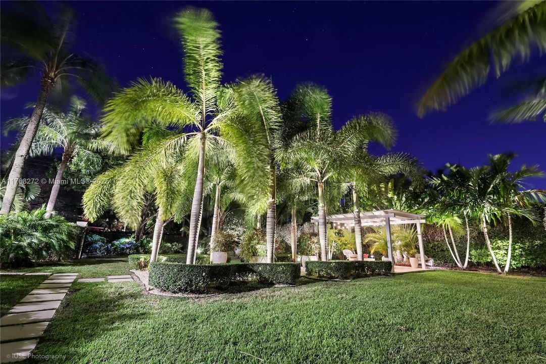 Recently Sold: $3,449,999 (5 beds, 4 baths, 4017 Square Feet)