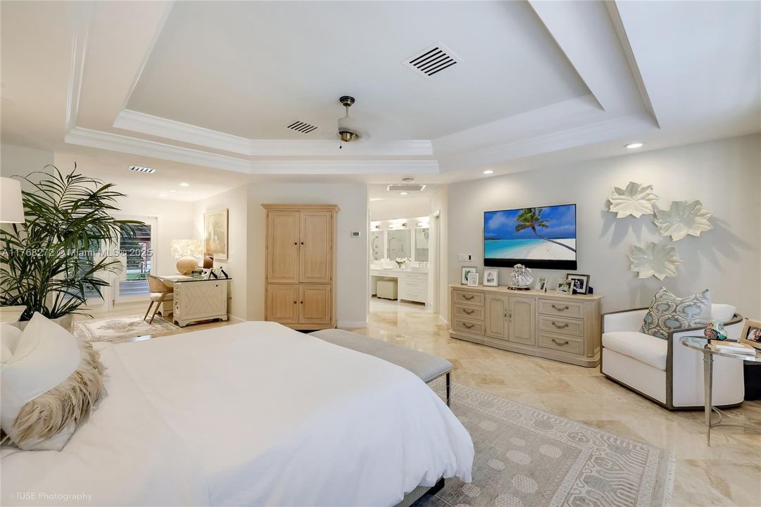 Recently Sold: $3,449,999 (5 beds, 4 baths, 4017 Square Feet)