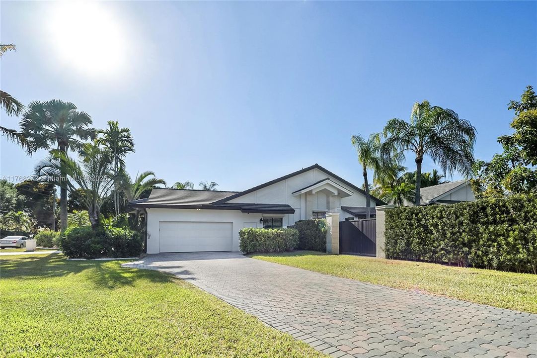 Recently Sold: $3,449,999 (5 beds, 4 baths, 4017 Square Feet)