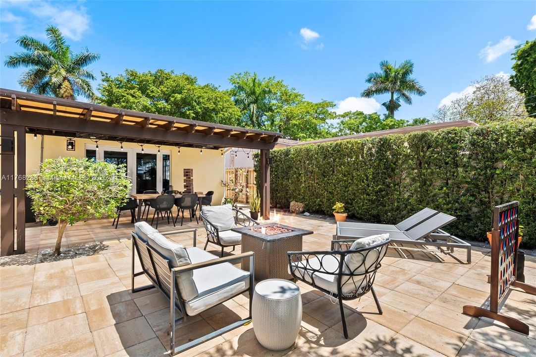 Недавно продано: $789,000 (3 спален, 2 ванн, 1957 Квадратных фут)