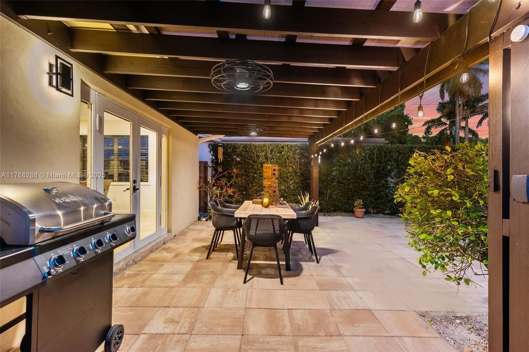 Недавно продано: $789,000 (3 спален, 2 ванн, 1957 Квадратных фут)