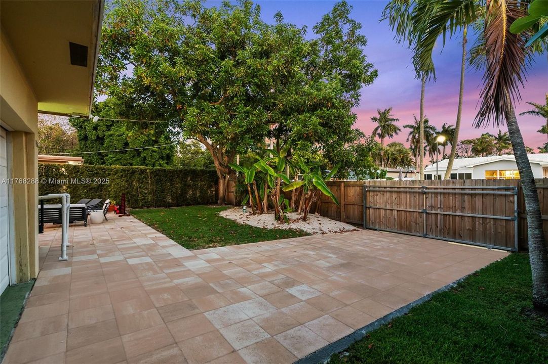 Недавно продано: $789,000 (3 спален, 2 ванн, 1957 Квадратных фут)