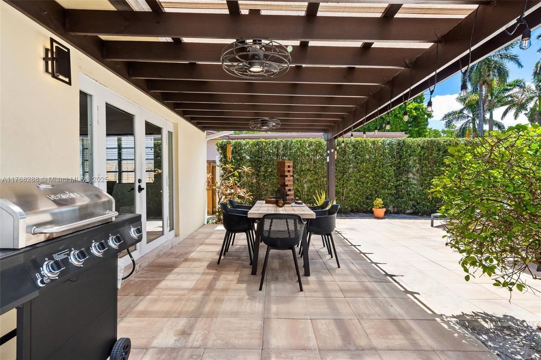 Недавно продано: $789,000 (3 спален, 2 ванн, 1957 Квадратных фут)