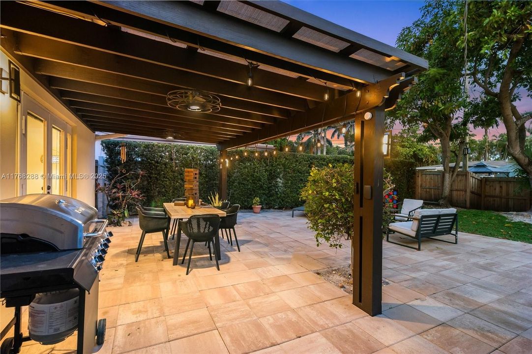 Недавно продано: $789,000 (3 спален, 2 ванн, 1957 Квадратных фут)