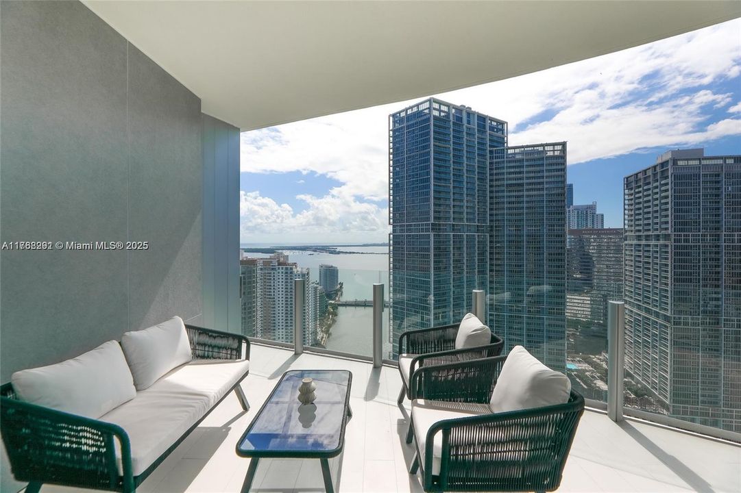Recently Sold: $2,790,000 (3 beds, 2 baths, 2268 Square Feet)