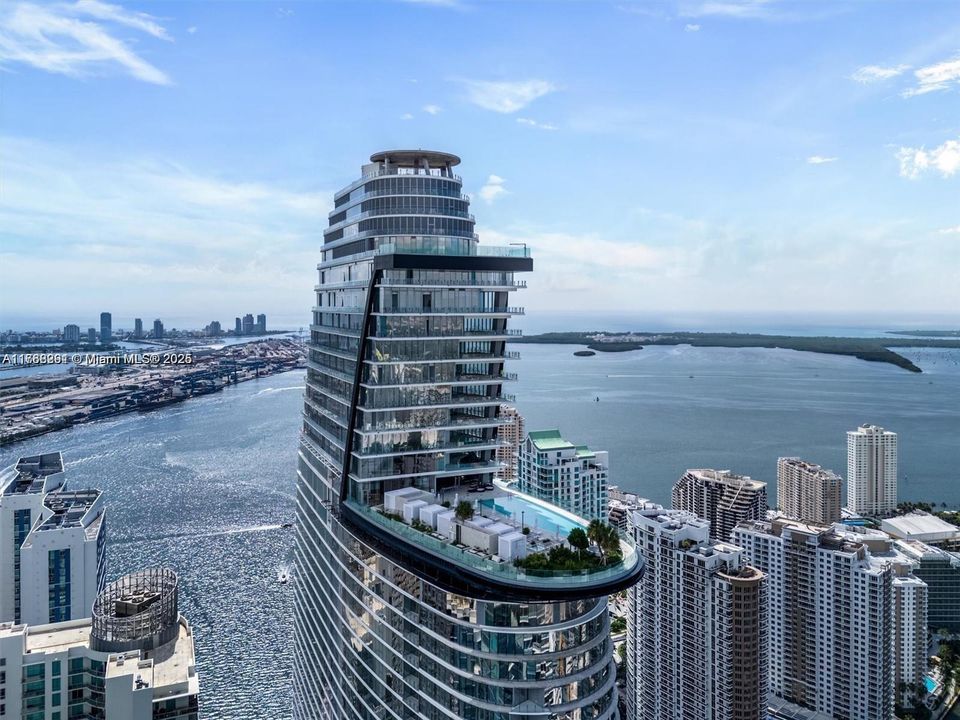 Recently Sold: $2,790,000 (3 beds, 2 baths, 2268 Square Feet)