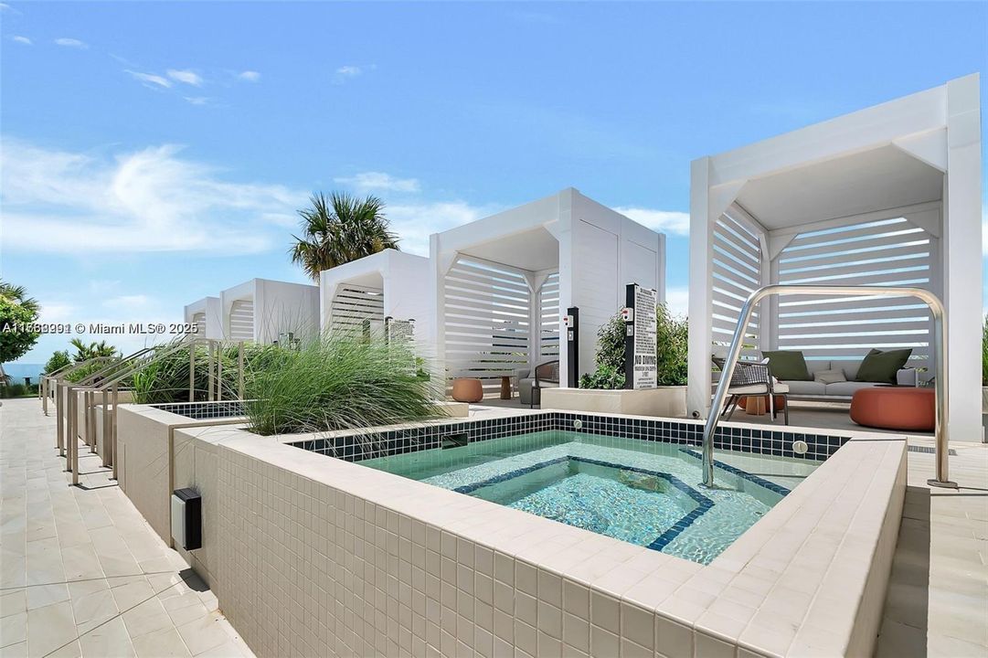 Recently Sold: $2,790,000 (3 beds, 2 baths, 2268 Square Feet)