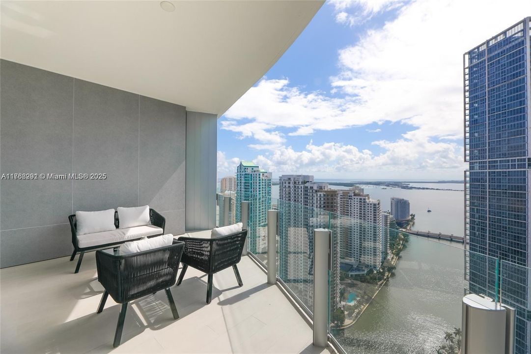 Recently Sold: $2,790,000 (3 beds, 2 baths, 2268 Square Feet)