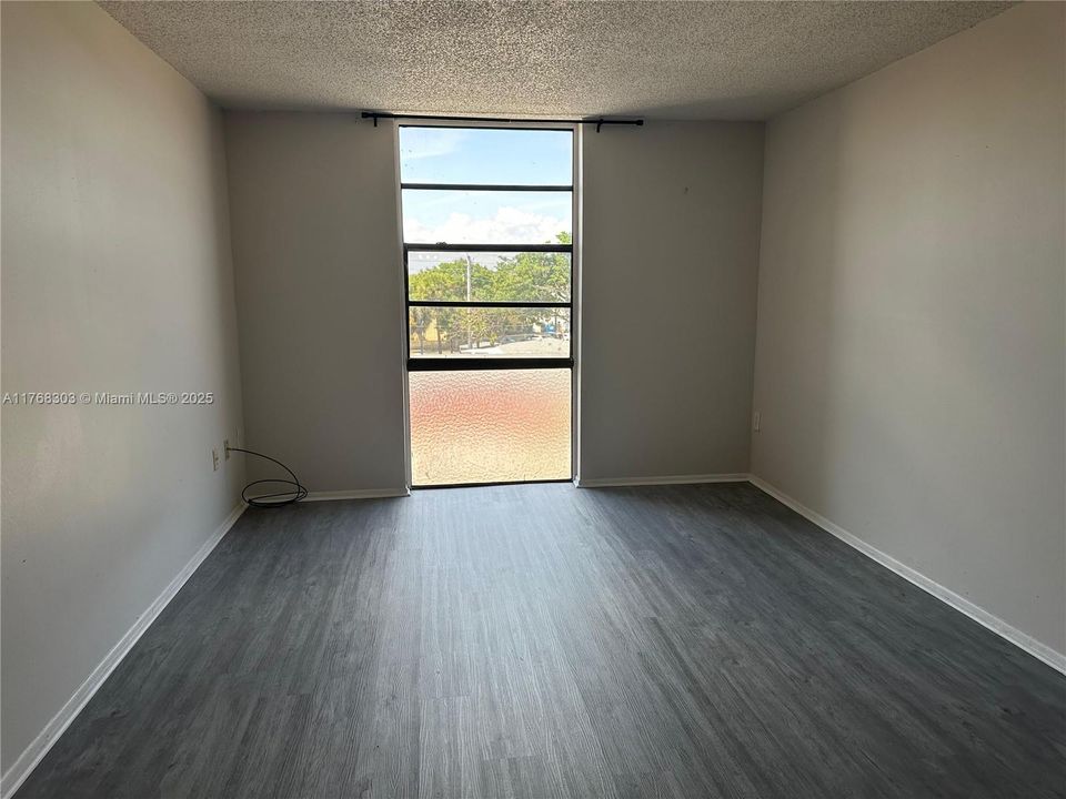 For Sale: $155,000 (1 beds, 1 baths, 720 Square Feet)