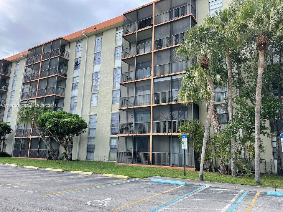 For Sale: $155,000 (1 beds, 1 baths, 720 Square Feet)