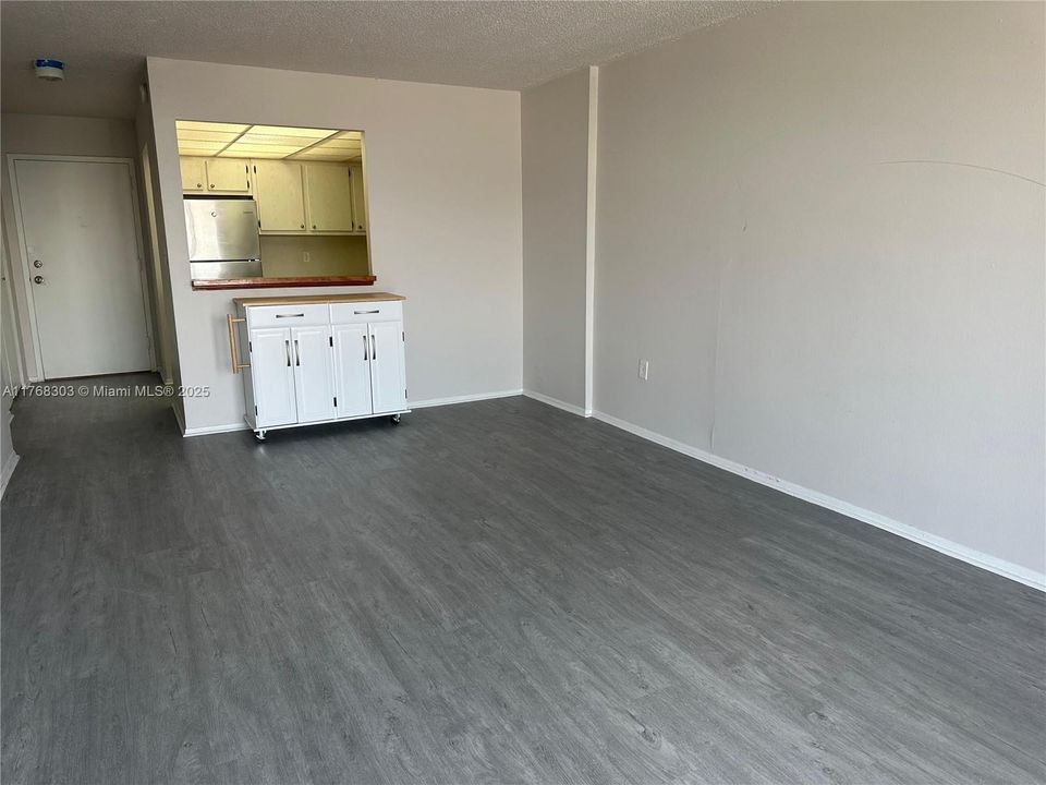 For Sale: $155,000 (1 beds, 1 baths, 720 Square Feet)
