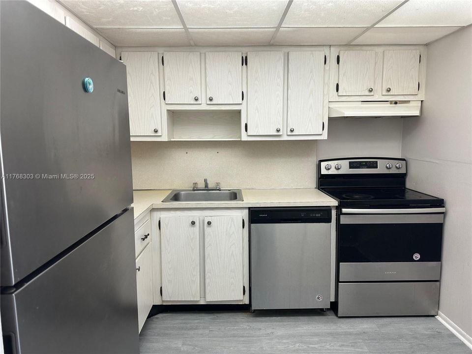 For Sale: $155,000 (1 beds, 1 baths, 720 Square Feet)