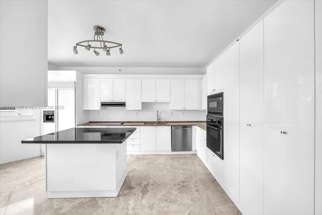 Recently Rented: $6,200 (1 beds, 1 baths, 1430 Square Feet)