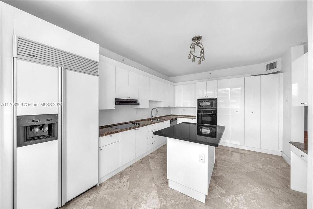 Recently Rented: $6,200 (1 beds, 1 baths, 1430 Square Feet)