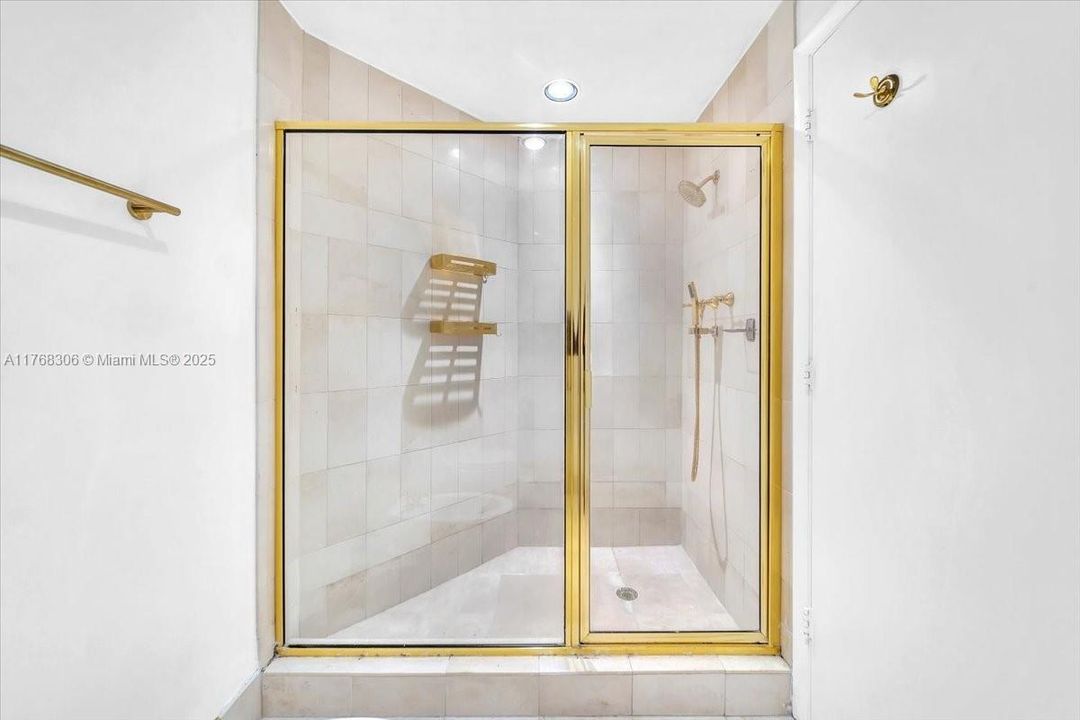 Recently Rented: $6,200 (1 beds, 1 baths, 1430 Square Feet)