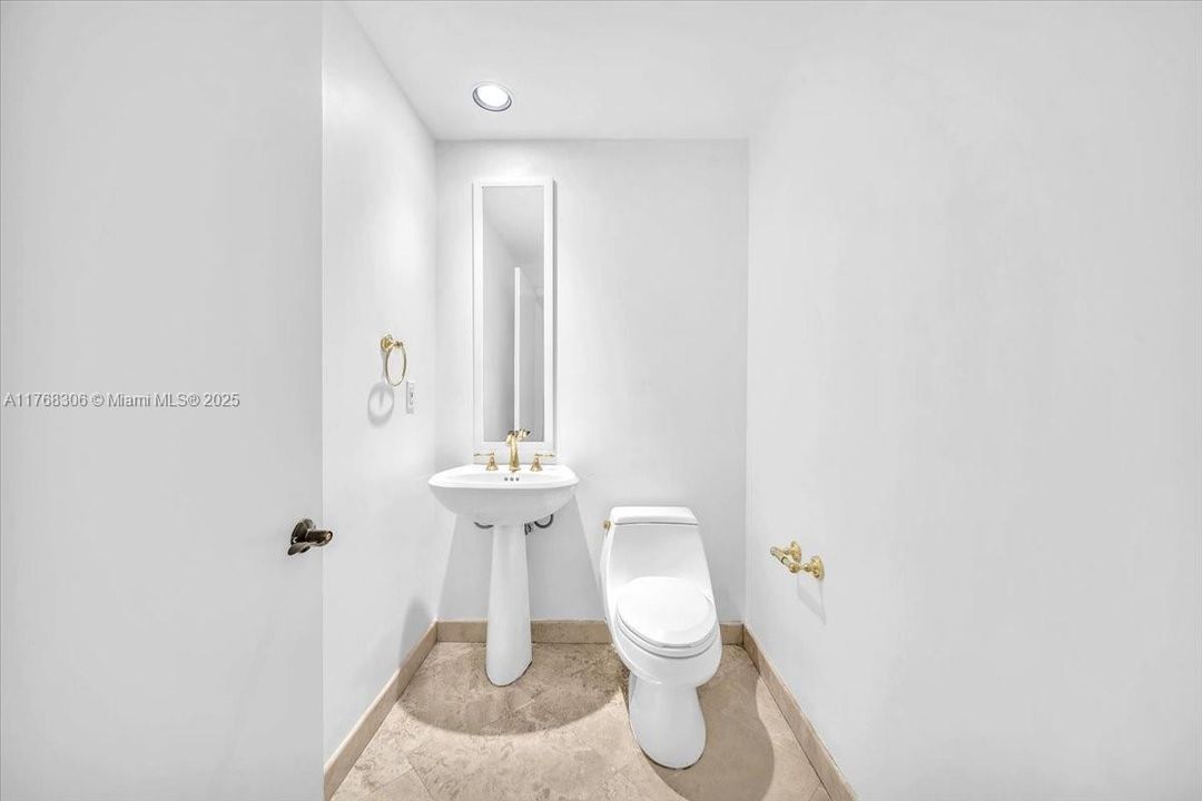 Recently Rented: $6,200 (1 beds, 1 baths, 1430 Square Feet)