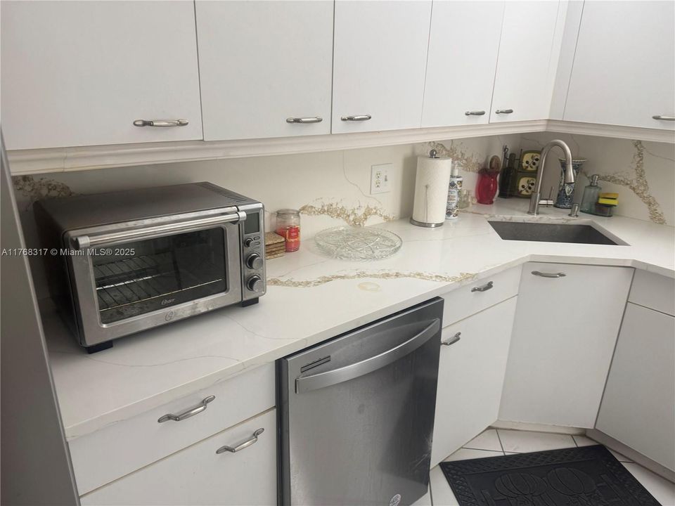 For Sale: $269,900 (3 beds, 2 baths, 1374 Square Feet)