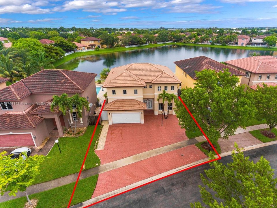 Vendido Recientemente: $649,000 (4 camas, 4 baños, 2603 Pies cuadrados)