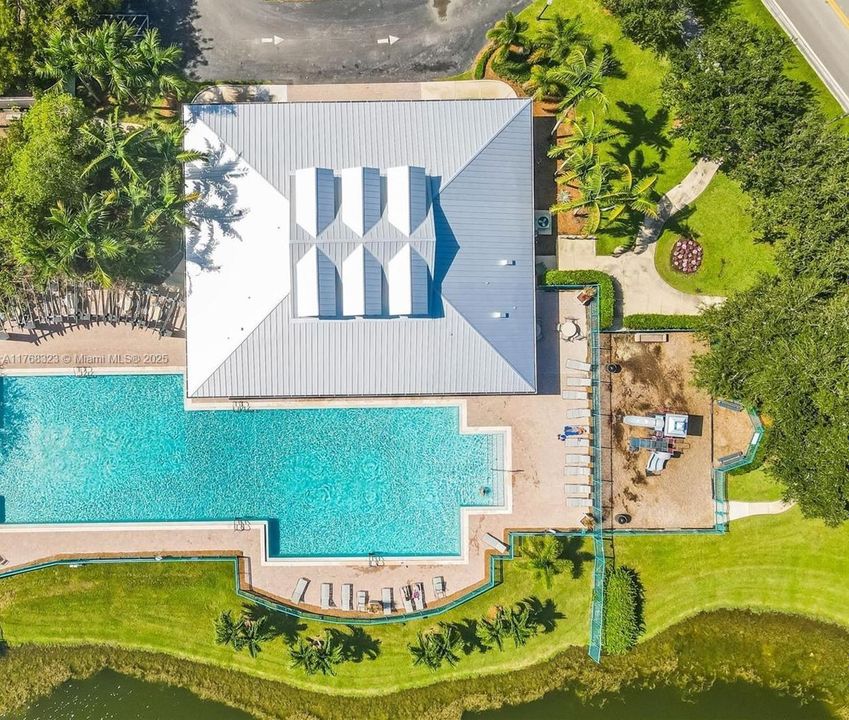 Vendido Recientemente: $649,000 (4 camas, 4 baños, 2603 Pies cuadrados)