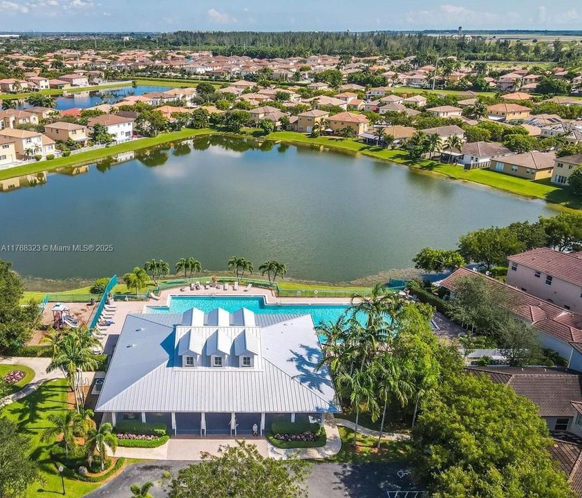 Vendido Recientemente: $649,000 (4 camas, 4 baños, 2603 Pies cuadrados)