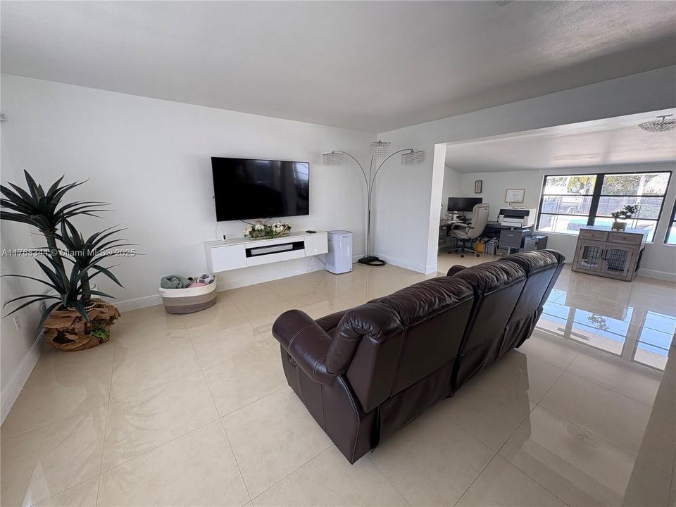 Recently Sold: $765,000 (3 beds, 2 baths, 1486 Square Feet)