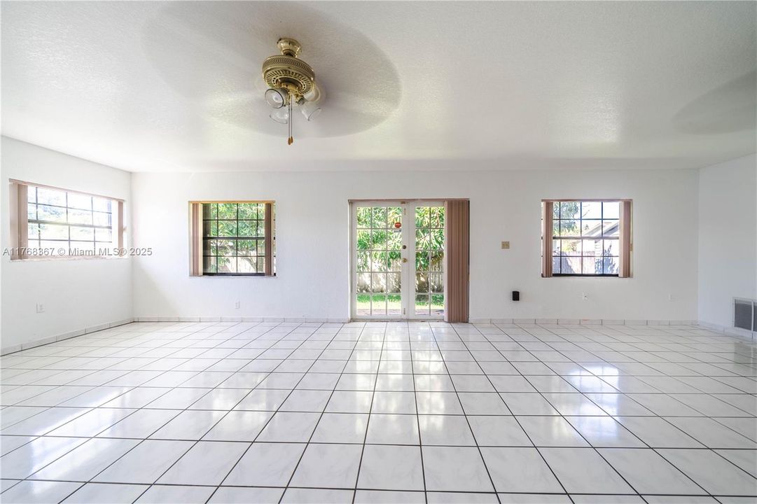 Recently Sold: $675,000 (4 beds, 3 baths, 2460 Square Feet)