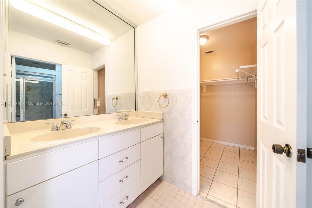 Recently Sold: $675,000 (4 beds, 3 baths, 2460 Square Feet)