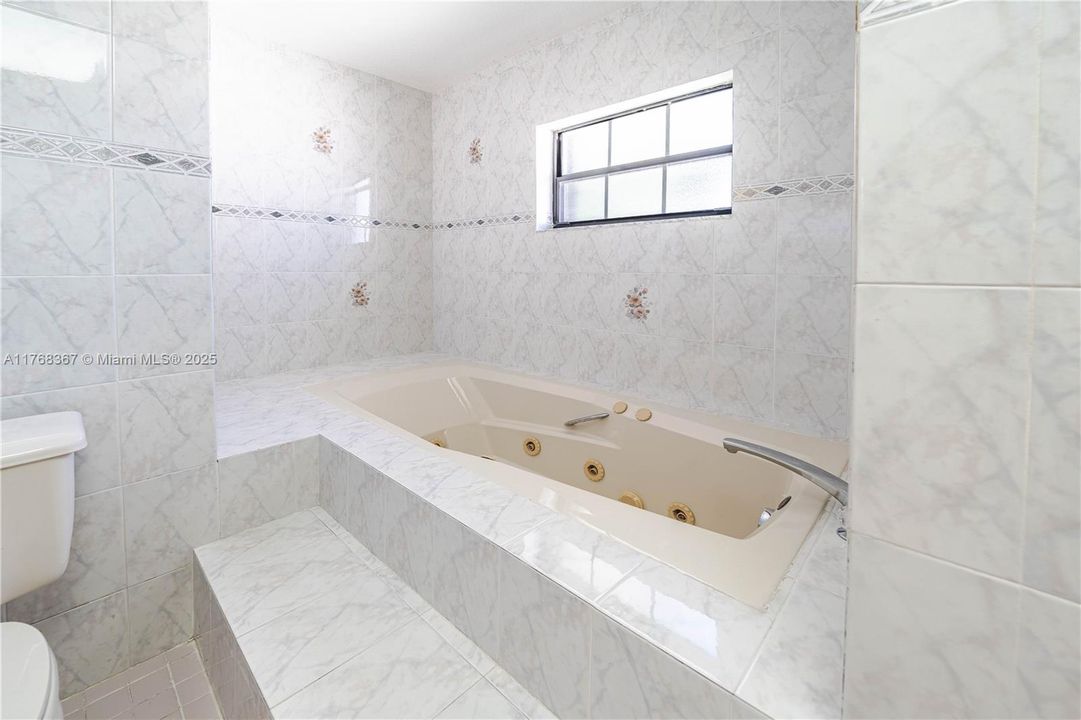 Recently Sold: $675,000 (4 beds, 3 baths, 2460 Square Feet)